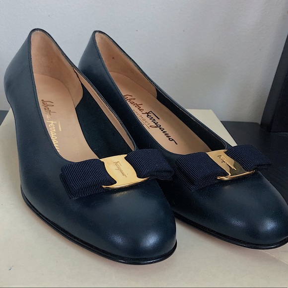 Salvatore Ferragamo Shoes - Vintage Salvatore Ferragamo Vara Pump • Size 8.5